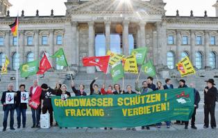 Protest gegen Fracking vor dem Reichstag | 7.5.2015 Protest gegen Fracking vor dem Reichstag | 7.5.2015