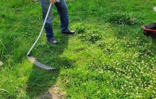 Mähen mit Schwung Mähen mit der Sense - Workshop im Naturfreundehaus Teutoburg